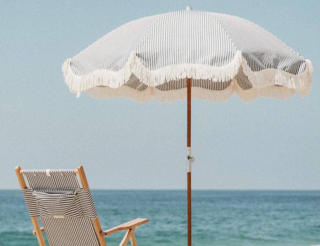 Parasol à rayures et à franges
